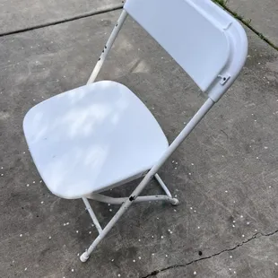 Our classic white folding chairs ! Always good condition !