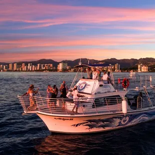 Seeing the sunset from sea in Waikiki is an unforgettable experience.