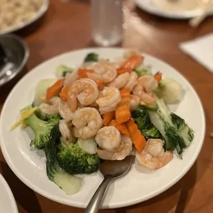 a plate of shrimp and broccoli