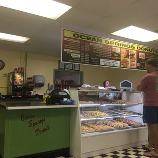 Great service! Warm fresh donuts!!!!