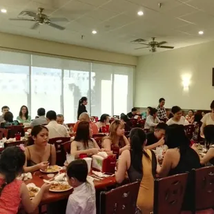 a large group of people eating