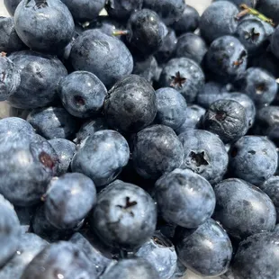 a pile of blueberries