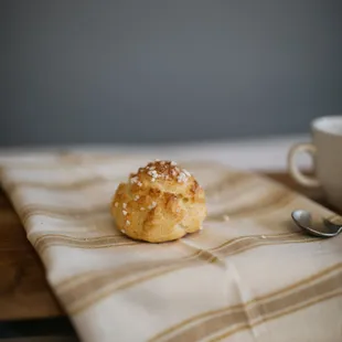 Light and airy bundle of joy with a sprinkle of Swedish sugar.