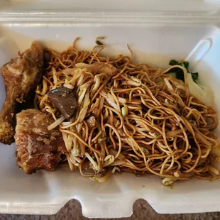 Soy Sauce Stir Fried Noodles || IG: @misspiggyeats