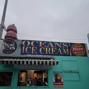 the front of the ice cream shop