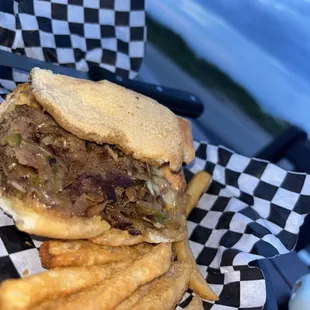 Philly Cheesesteak, Crispy fries