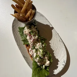 Lobster roll (@feedthestrEATS)