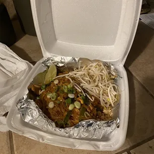 Pad Thai with pork and sprouts on the side