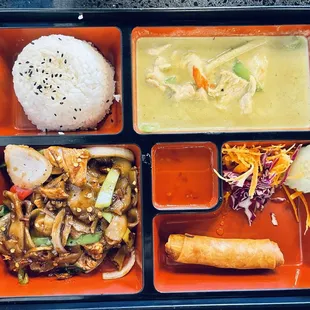 Green curry and pad kee Mao lunch combo