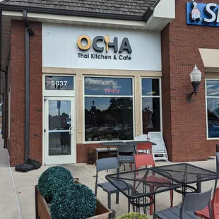 ramen and noodles, outside