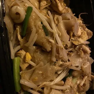Fried Noodle with Chicken and Egg