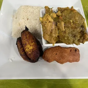 Curry chicken white rice and plantain