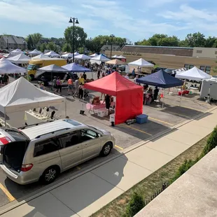 a parking lot full of vendors