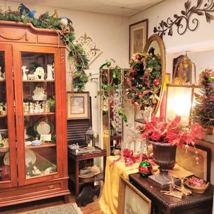 October Moon Antiques. Chesapeake VA. Coastal, Vintage, Home Décor, Antiques. Painted Furniture, Interior Design, Collectables and more.