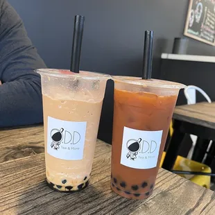 A frozen tie tea (left) and a tie milk tea(right)