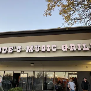 the outside of the restaurant