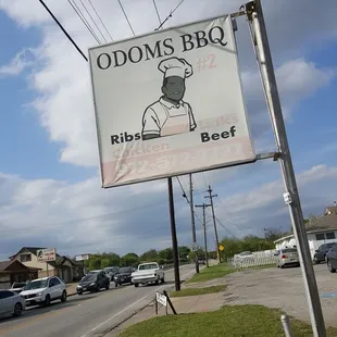 ows a sign for odom's bbq