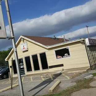 ows the outside of a restaurant