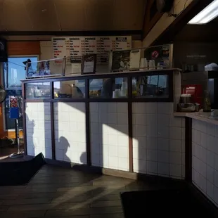 ows the interior of a restaurant