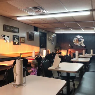 ows the interior of a restaurant