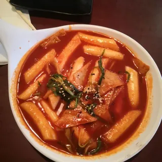 Tteokbokki with fried seaweed roll