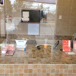 Counter with safety plexiglass