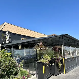 the outside of a restaurant