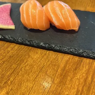 Salmon Nigiri (2pcs)