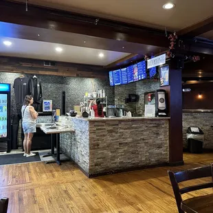 Order at counter, fast serve.