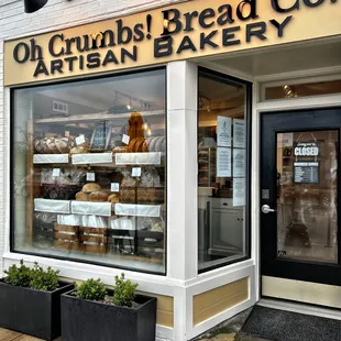 the front of a bakery