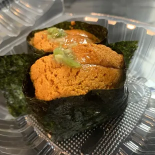 fresh uni nigiri