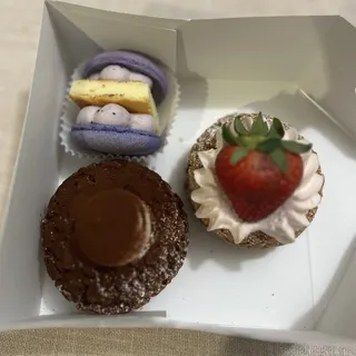 blueberry cheesecake macaron