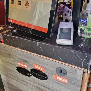 Great touch screen ordering pad. Credit card payment and cash payments are accepted.