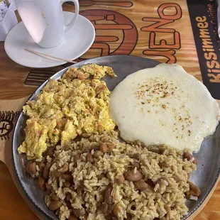 Calentao con huevo al gusto y arepa grande