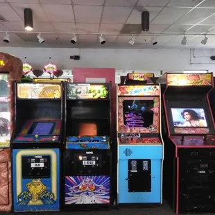 Original Arcade Cabinets but they all have LCD Monitors and are basically running Mame emulated versions of the game.
