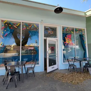 the outside of a bakery