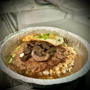 Loco Moco : Grilled beef patty with homemade gravy, topped with a fried egg. 4.5/5, but my sone likes my recipe better.