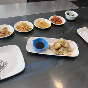 Mini mandu &amp; complimentary side dishes
