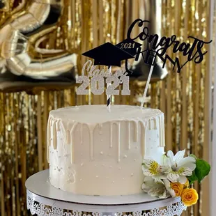 Graduation Vanilla Drip Cake
