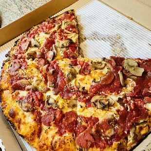 Large chicken and mushroom pizza