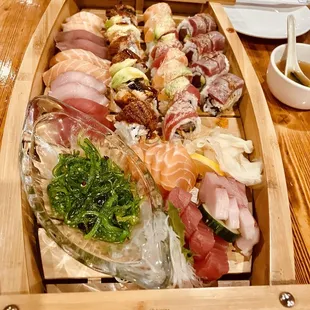 Ohjah Boat, It came with 3 kinds of special rolls and 12 pieces of Sashimi and many pieces of Nigiri and Seaweed Salad.