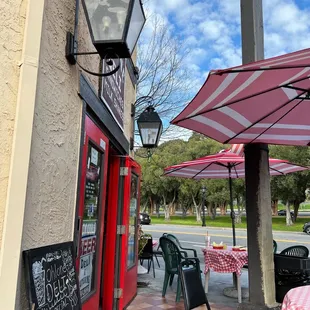 the outside of a restaurant