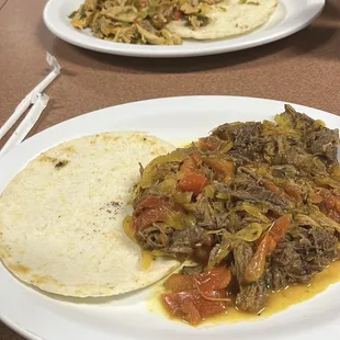 A-1 Arepa con Carne Desmechada y A-4 Arepa con pollo