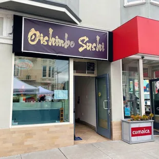 Outside (formerly occupied by Palmetto Superfoods who moved around the corner)