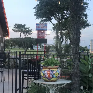 Lovely patio! Dining Al fresco :D