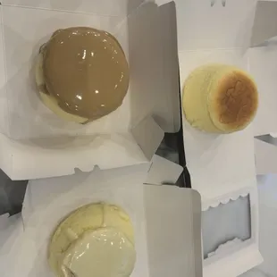 Japanese cheesecakes with chocolate topping