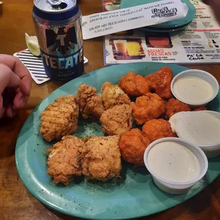 food, chicken wings and fried chicken