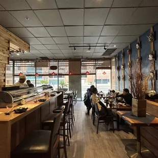 L-shaped space nicely laid out.