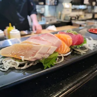 Sashimi Sampler (8pcs)
