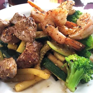 The diner portion of the Shrimp and Ribeye at Okinawa features jumbo shrimp. Not so with the lunch version. Super tasty #Aristogrub